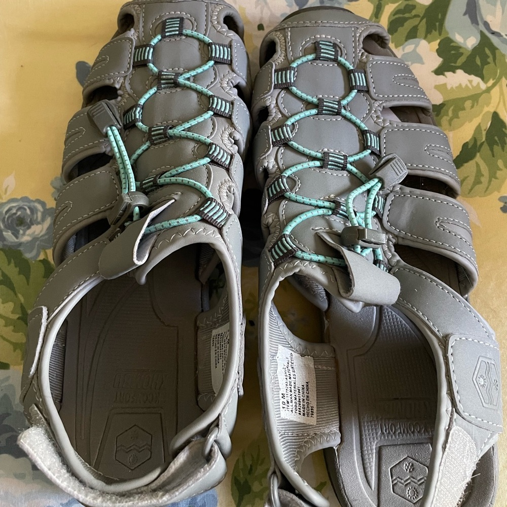 Khombu size 10 bump toe sandals